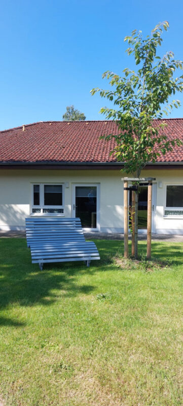 Garten im Sonnenhof lädt Bewohner zur Entspannung ein - Die Bewohner freuen sich über die neue Relaxliege.